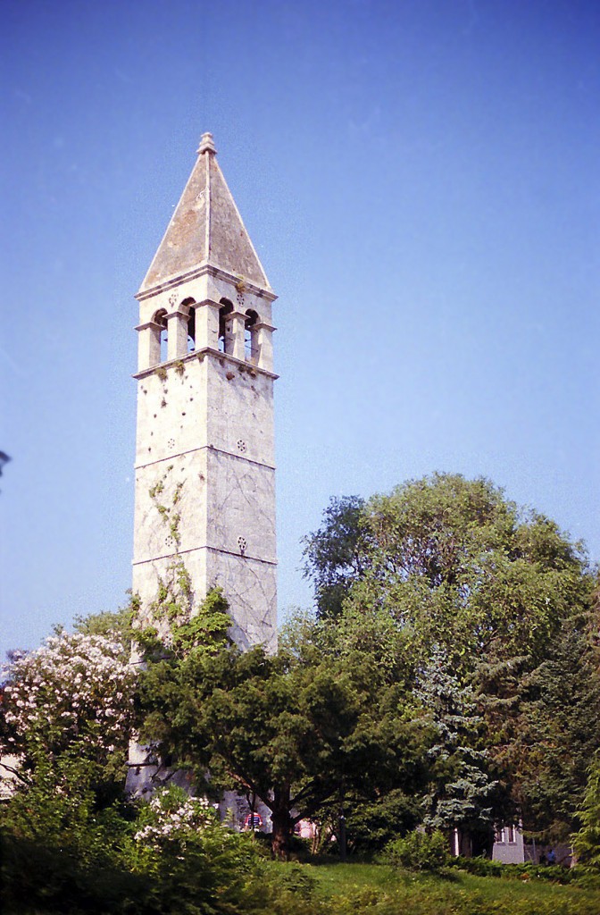  Turm im Stadtpark Strossmayerov von Split. Aufnahme: Juli 1984 (digitalisiertes Negativfoto).