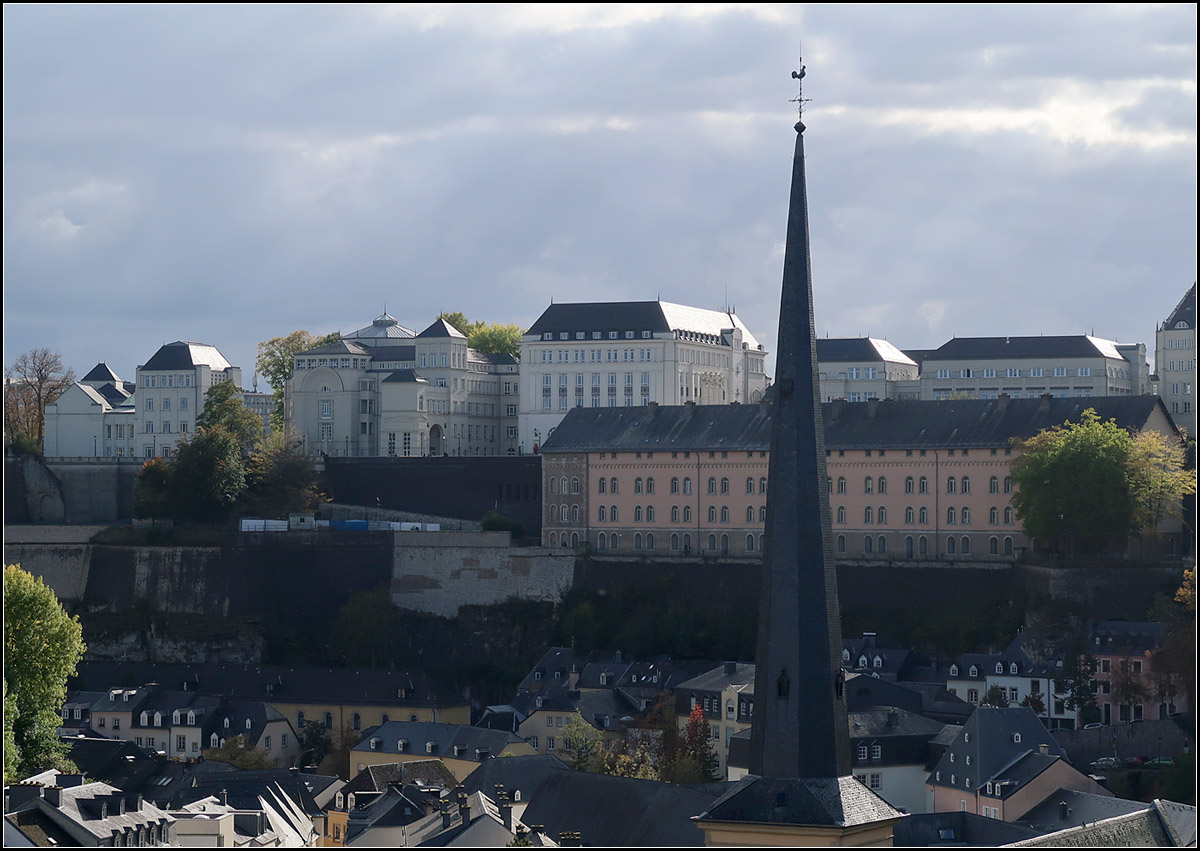 . ber Grund das Gerichtsviertel -

Oberhalb des Luxemburger Stadtteiles Grund liegen auf dem Plateau du Saint-Esprit die Neubauten des Gerichtsviertel (im Bild die Bauten ganz oben). Architekten sind Rob und Lon Krier aus Luxemburg, Fertigstellung war 2008. Auf den ersten Blick hielt ich die Gebude fr Prachtbauten lteren Datums.

Der spitze Kirchturm von Saint-Jean drngelt sich gerne ins Bild.

03.10.2017 (M)