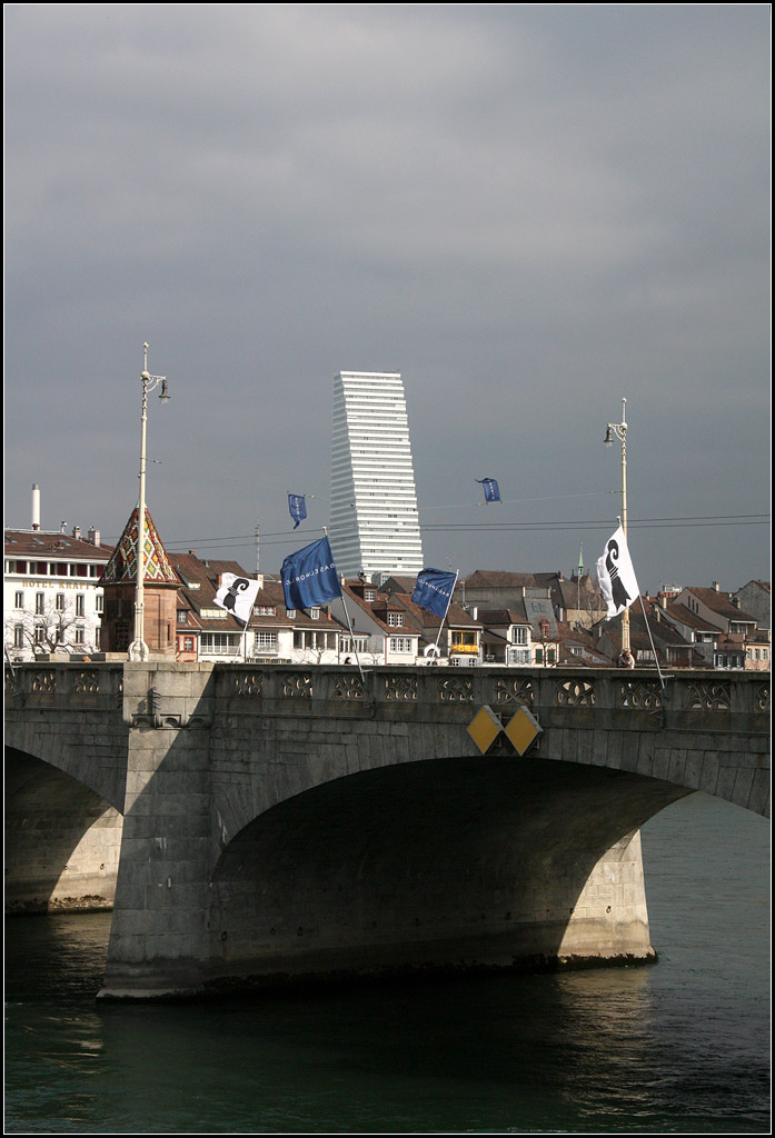 . berall prsent -

Der Roche-Tower in Basel, hier von der Schifflnde aus gesehen, mit der Mittleren Brcker im Vordergrund.

14.03.2016 (M)