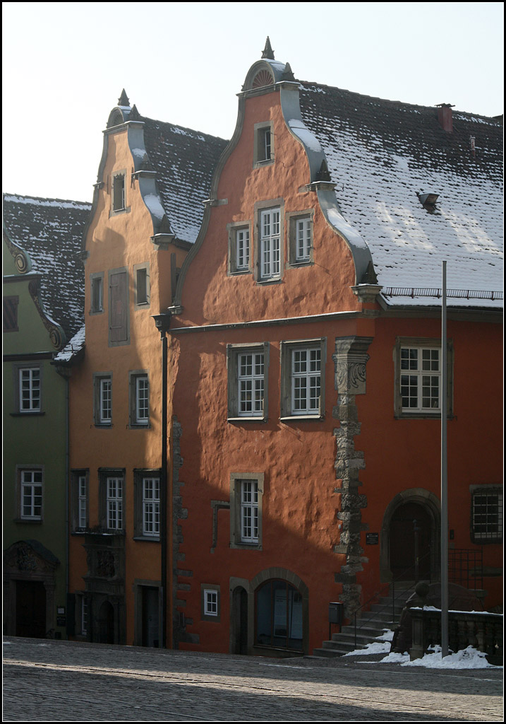 . Uneben -

Das schrge Sonnenlicht modelliert die Putzfassade des Stellwaghauses am Schwbisch Haller Marktplatz.

22.01.2017 (M)