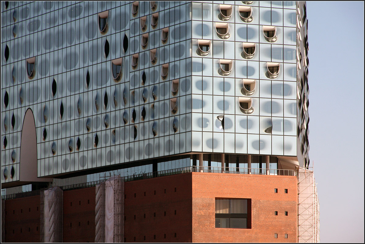 . Ungewöhnliche Glasfassade -

Die Glasfassade der Hamburg Elbphilharmonie hat unterschiedlich gewölbte Scheiben.

10.10.2015 (M)