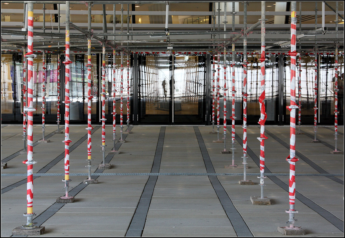 . Unter Gersten zum Eingang -

Durch ein Spalier von Gerstpfosten ging es zum Eingang zu Zaha Hadids Library & Learning Center im Campus WU in Wien. Es hatten sich aufgrund von Montagefehler schwere Fassadenplatten gelst und waren heruntergefallen.

03.06.2015 (M)