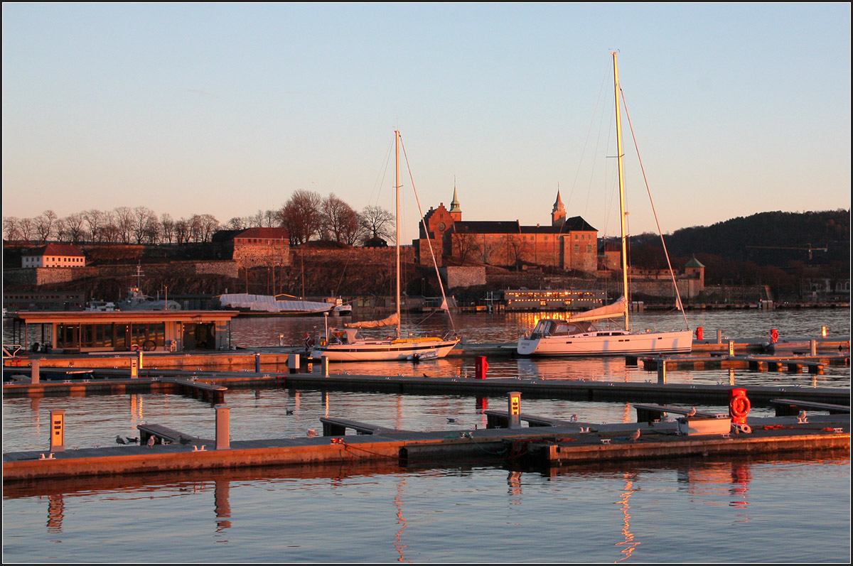 . Von der Grostadt ist hier wenig zu sehen - 

Blick vom modernen Tjuvholmen hinber zur Akershus-Festung, die im Licht der bald untergehenden Sonne leuchtet. Man knnte fast meinen, man wre in eine kleineren Provinzstadt, obwohl die Festung recht ausgedehnt ist. Im 17. Jahrhundert wurde die Bastion zum Akershus-Slott umgebaut, im Stil der Renaissannce. 

Oslo, 29.12.2013 (Matthias)