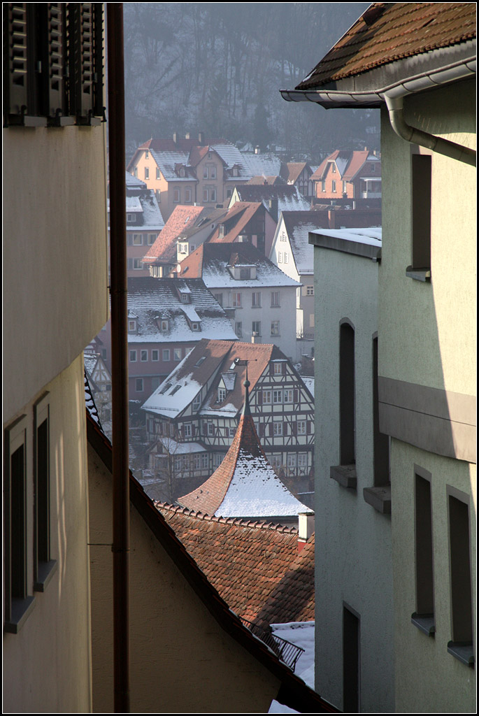 . Von hben nach drben -

Blick von der stlichen Teil der Haller Altstadt hinber zum westlichen, jenseits des Kocher liegenden Teiles. Standpunkt war unterhalb des Alten Zeughauses (Neubau) im Rosenbhl.

22.01.2017 (M)