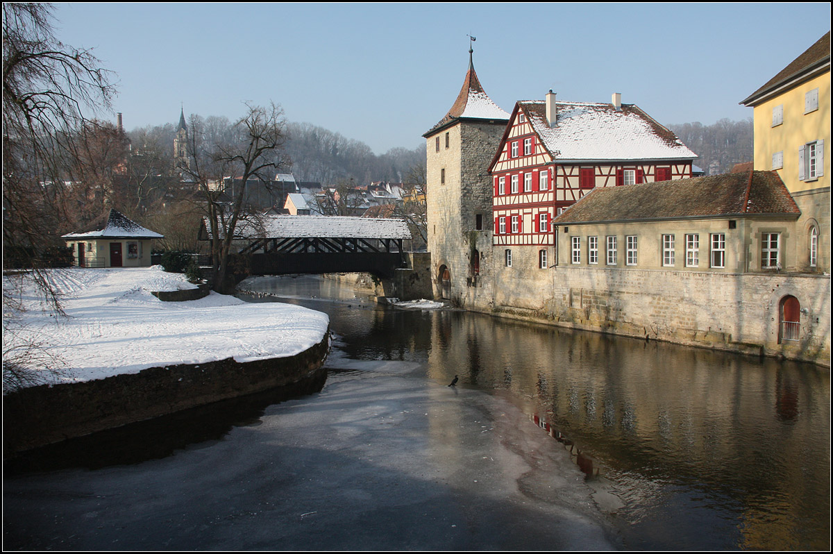 . Von Steg zu Steg -

Teils zugefroren ist der Kocher in Schwbisch Hall an diesem kalten, aber schnen Januar-Sonntag. Blick vom Steinernen Steg auf den Sulfersteg. 

22.01.2017 (M)
