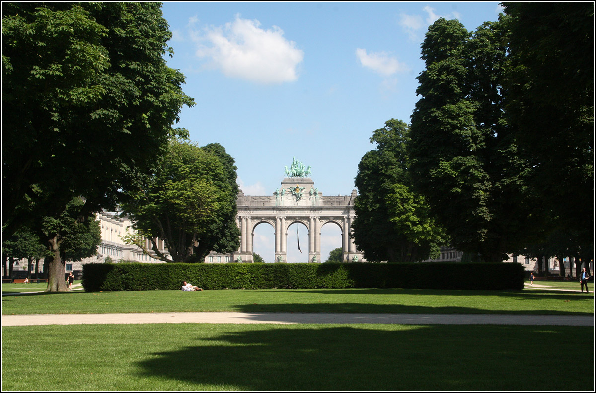 . Was sich hinter der Hecke verbirgt -

... zeigt das nchste Bild. Brssel, Jubelpark mit Triumphbogen. 

23.06.2016 (M)
