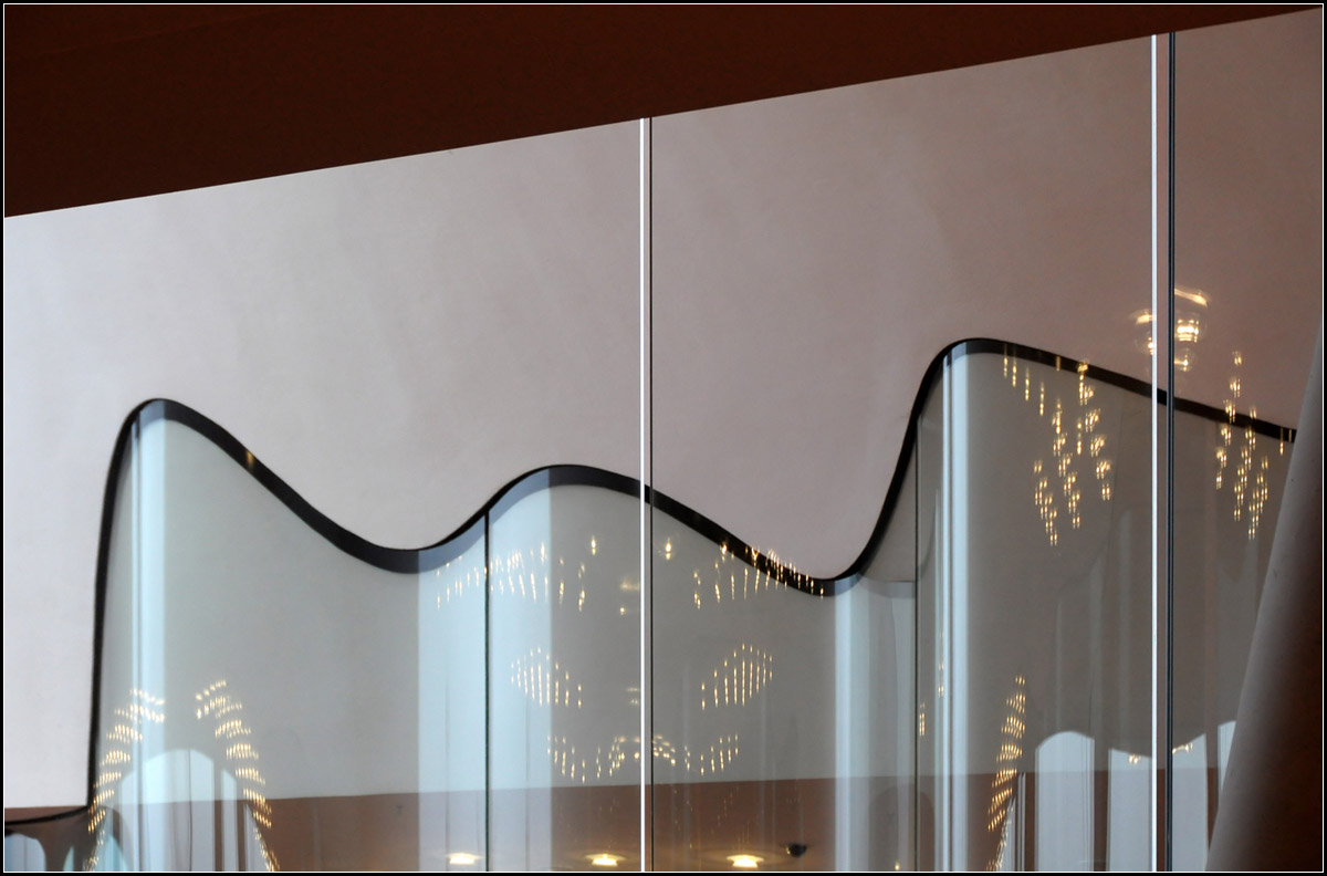 . Wellenfrmige Glaswnde -

Detailaufnahme der Verglasung im Bereich der ffentlichen Plaza der Hamburger Elbphilhamonie.

03.01.2017 (J)