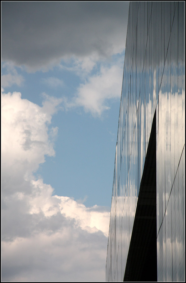. Wolkenspiegelung -

In der Glasfassade des Museums 'Lentos' spiegelt sich der Wolkenhimmel. 

Linz, 01.06.2014 (Matthias)