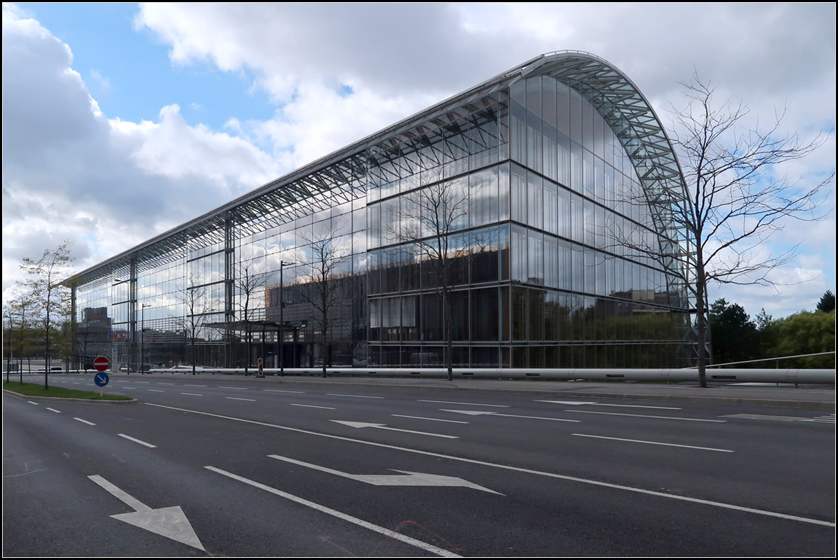 . Wolkenspiegelungen -

... im Erweiterungsbau der Europischen Investmentbank in Luxemburg-Kirchberg. Die gro dimensionierten Asphaltflchen, zeigen, die trotz der Luxtram, stark auf den Individualverkehr ausgerichtete Verkehrsplanung dieses neuen Stadtteiles.

06.10.2017 (M)