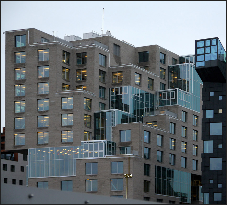 . Zerklüftet -

Die Backstein- und Glasfassade stuft sich ab und springt vor und zurück. Das Bankgebäude Das DNB Nor-Gebäude A wurde von den niederländischen Architekten MVRD (mit Dark Architekter als Co-Architeken) geplant; Fertigstellung: 2012.