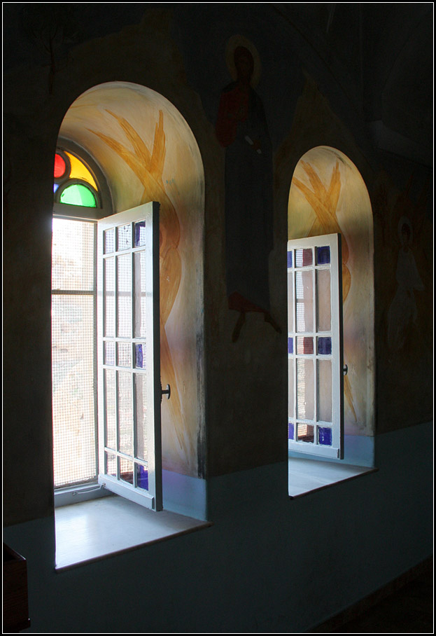 . Zwei Fenster -

in der Kirche der griechisch-orthodoxen Kloster Qarantal.

21.03.2014 (Matthias)

