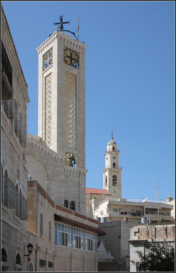 . Zwei Kirchtrme in Bethlehem -

Vorne der Turm der zur Kirche des Griechisch-katholischen Klosters gehrt und dahinter der Turm der Salesianerkirche.

27.03.2014 (Matthias)