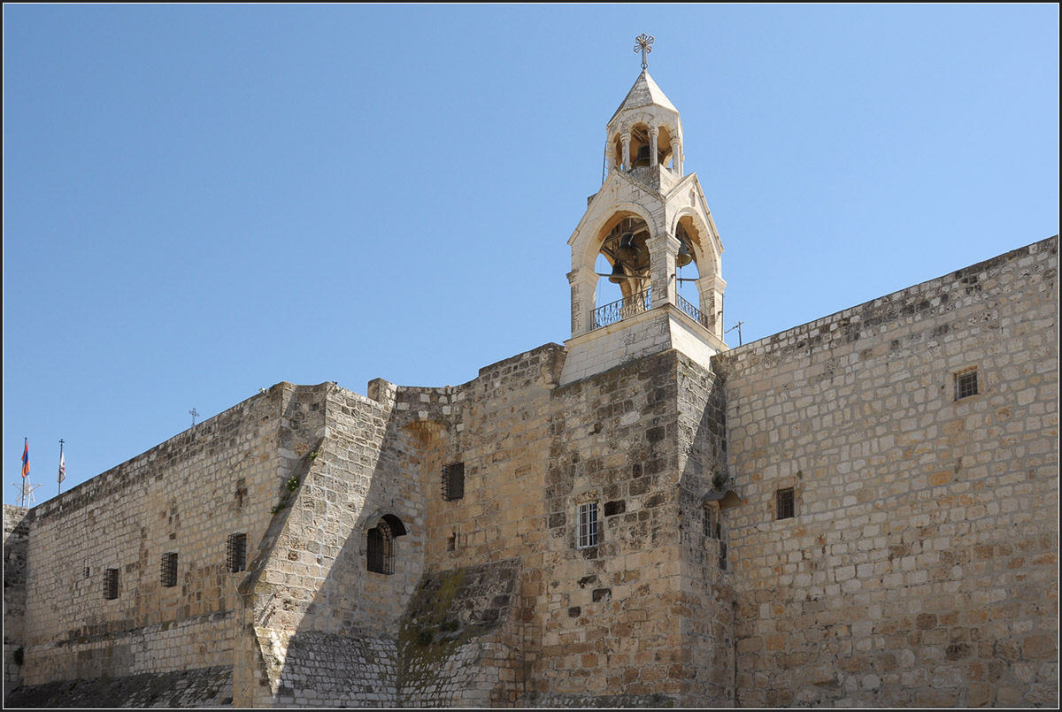 . Zwischen Klstern -

Die Geburtskirche in Bethlehem liegt zwischen verschiedenen Klstern. Im Norden das Franziskanerkloster, im Sdosten ein griechisch-orthodoxes Kloster und hier im Bild das armenische Kloster, direkt am Krippenplatz, sdwestliche der Kirche.

27.03.2014 (Jonas)