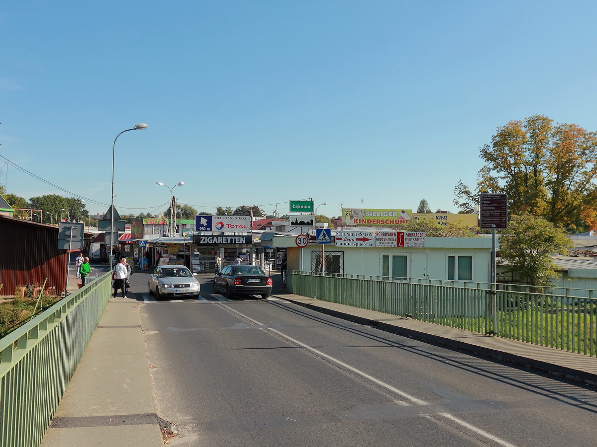 02. Oktober 2015, Die Postbrcke am bergang von Bad Muskau nach Lugknitz (Polen) zum Markt.