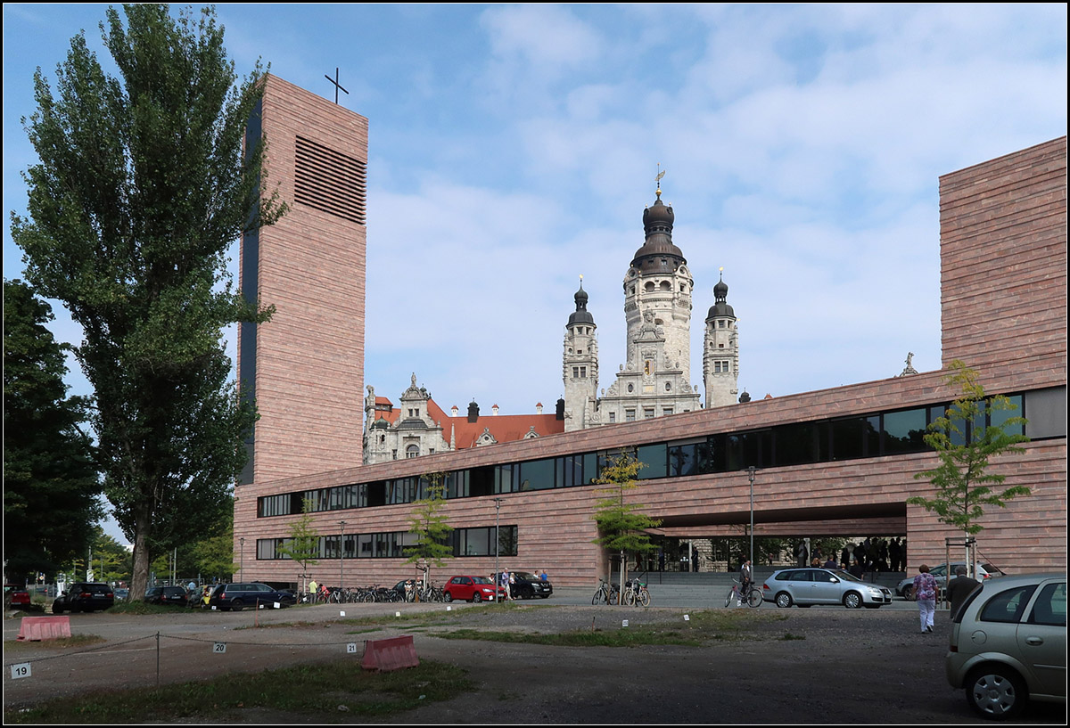 110 Jahre -

... liegen zwischen den Erffnungen der beiden Leipziger Gebuden im Bild. Vorne die 2015 fertiggestellte Kath. Propsteikirche St. Trinitatis (Architekten Schulz und Schulz) dahinter ragen die Trme des Neuen Rathauses (Architekt Hugo Licht, fertig 1905) empor. Mir persnlich gefllt die moderne Kirche wesentlich besser; mit dem Stil des Historismus des Neuen Rathauses kann ich wenig anfangen.

27.08.2017 (M)