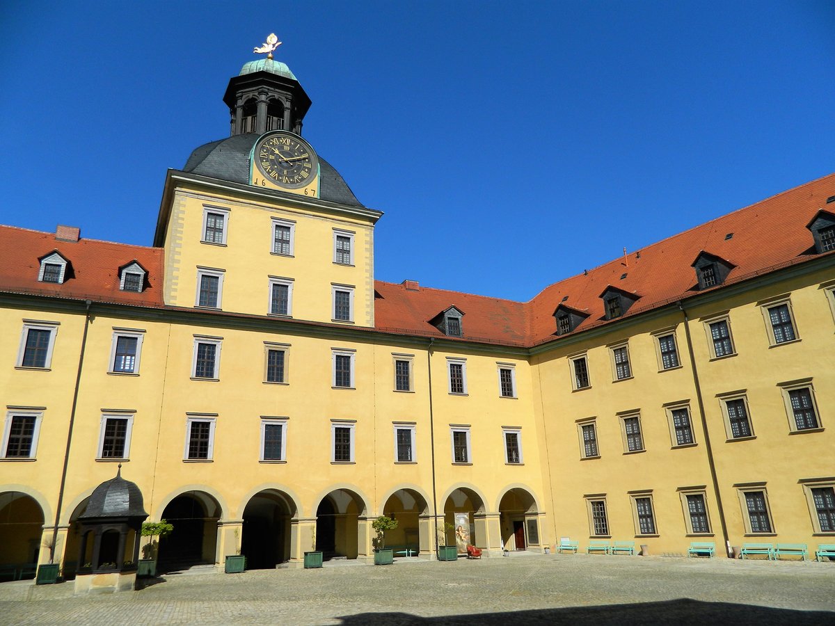 11.05.2017: Innenhof von Schloss Moritzburg in Zeitz an der Elster im Burgenlandkreis in Sachsen-Anhalt. Ausgehend von einer Knigspfalz und einem befestigten Bischofssitz entstand im 17. Jh. das heutige Barockschloss. Auf dem Gelnde befindet sich auch der Zeitzer Dom.