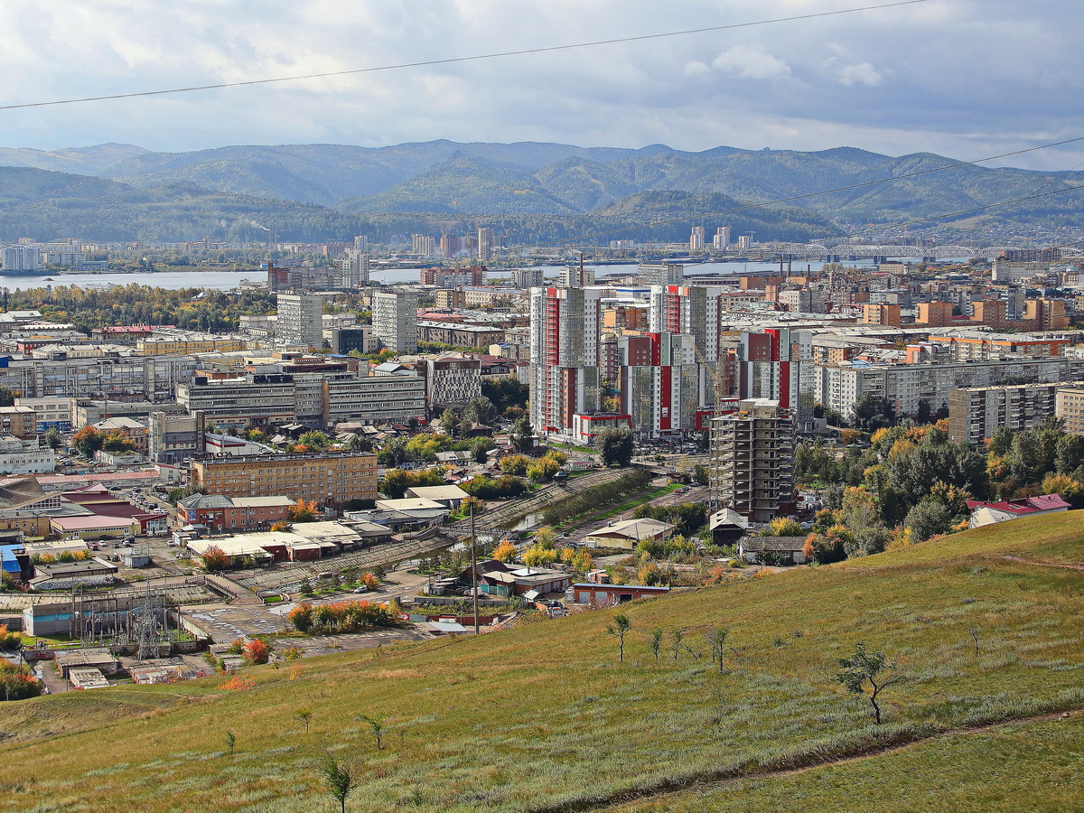 14. September 2017, Blick auf Krasnojarsk am Fluss Jenissei und an der Transsibirischen Eisenbahn. Krasnojarsk ist die drittgrte Stadt Sibiriens.