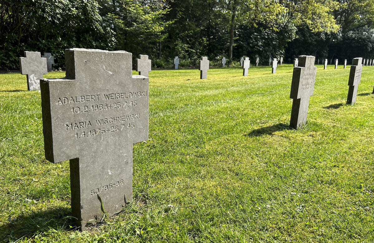 15 Kilometer nordwestlich von Esbjerg befindet seich ein Friedhof fr 121 Soldaten und 1.675 deutsche Flchtlinge aus Pommern, Ostpreuen und Danzig, die whrend und nach dem Zweiten Weltkrieg im Flchtlingslager Oksbl starben. Aufnahme: 16. Juni 2023.