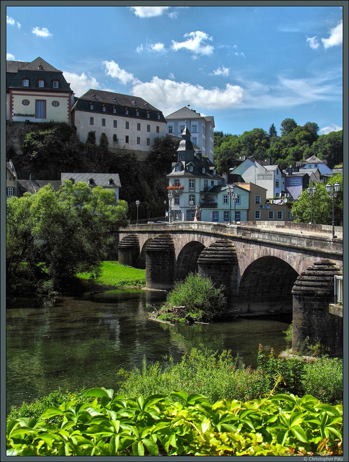 1769 wurde die Steinerne Brcke in Weilburg errichtet, welche die in der Lahnschleife gelegene Altstadt und die nrdlichen Stadtteile verbindet. Bekannt ist die Stadt auch durch das auf dem Bergsporn gelegene Schloss Weilburg, eine der bedeutendsten barocken Schlossanlagen in Hessen. (13.08.2016)