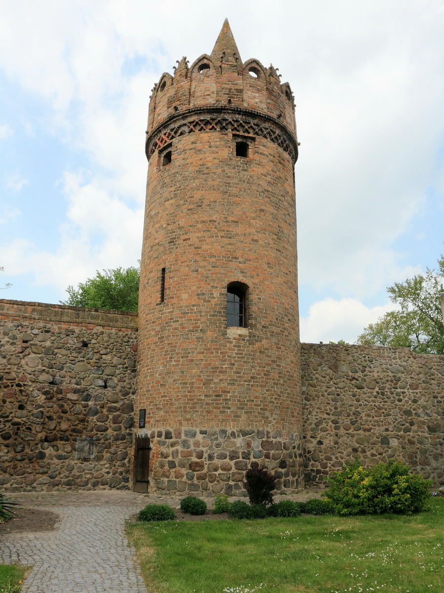 18. Mai 2016, Pulverturm mit mittelalterlichen Stadtbefestigung von Gransee.