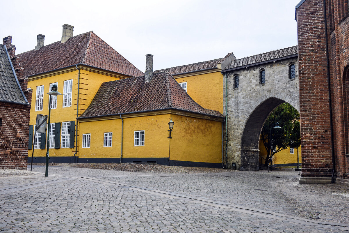 Absalonsbuen am Dom zu Roskilde. Das Foto ist auf dem Domplatz (dnisch Domkirkepladsen) aufgenommen. Aufnahme: 20. Juni 2023.