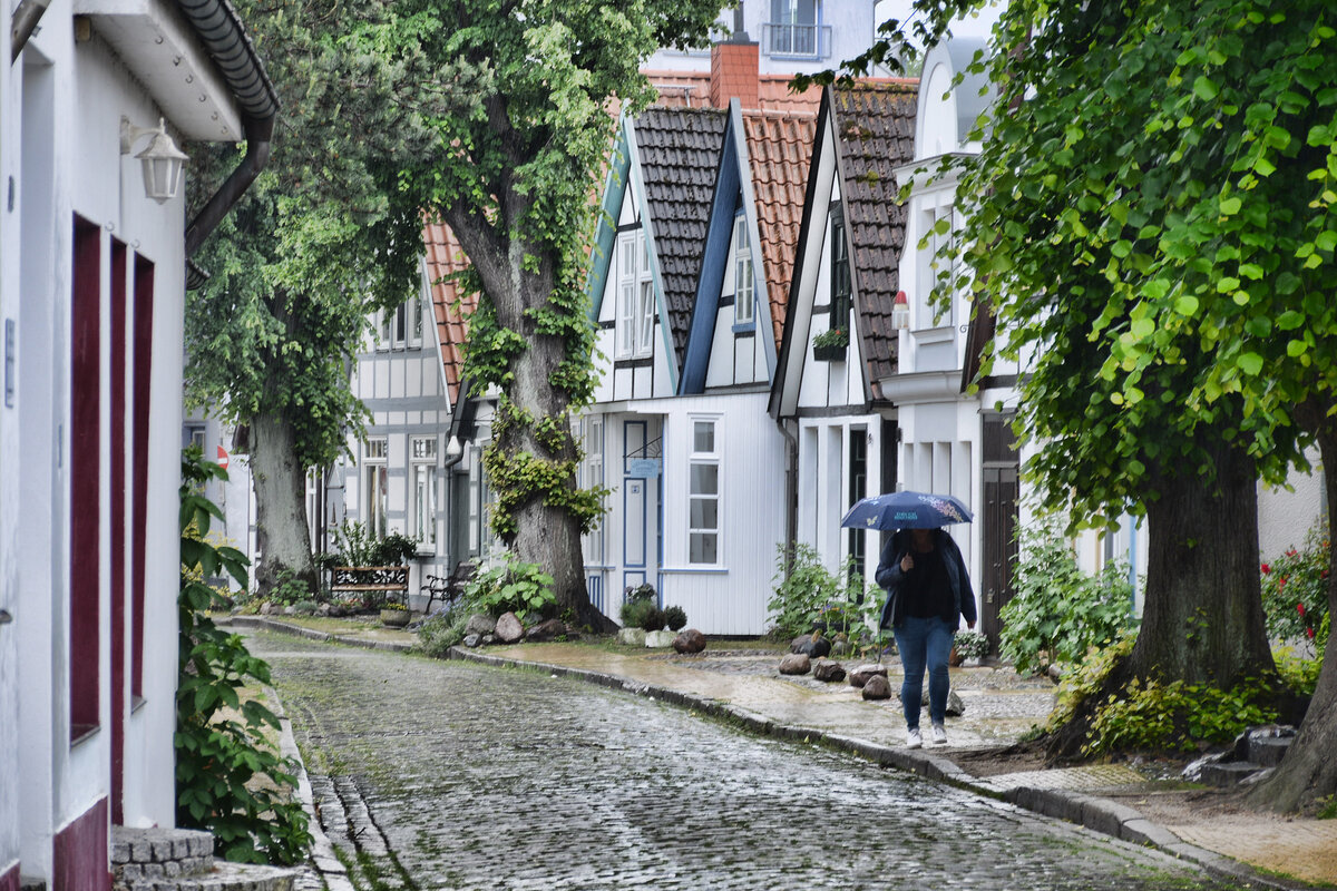Achterreeg (Hochdeutsch Hinterreihe): Huser in der Alexandrinenstrae in Warnemnde. Aufnahme: 8. Juni 2025.