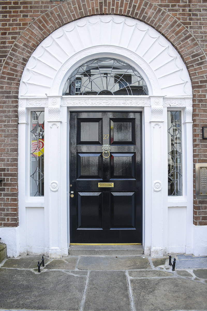Dublin Door an der Merrion Square Street in Dublin. Eine Haustr im georgianischen Stil aus dem 19. Jahrhundert. Aufnahme: 10. Mai 2018.