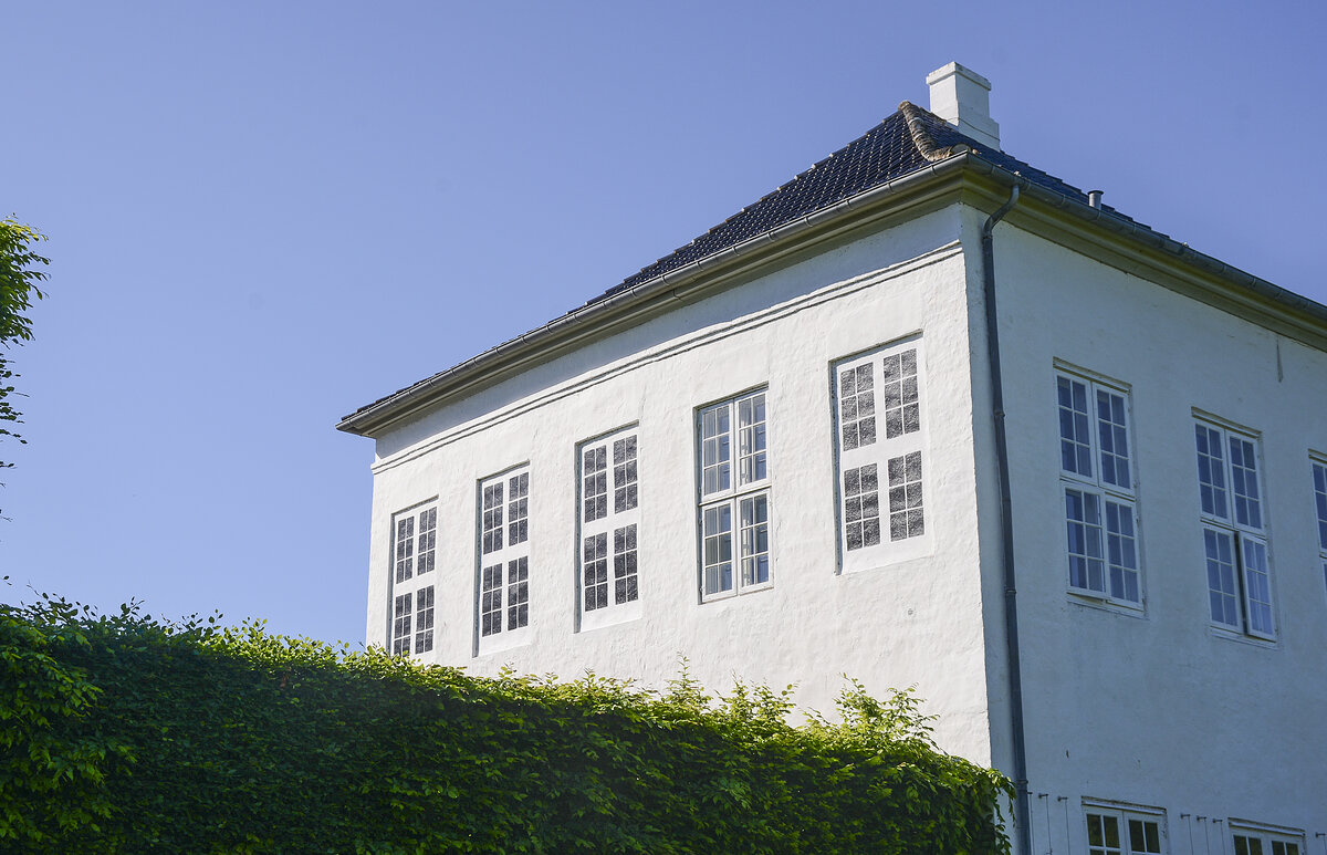 Fake bzw. echte Fenster am Schloss Gravenstein (dnisch: Grsten Slot) in Nordschleswig. Aufnahme: 6. Juni 2021.