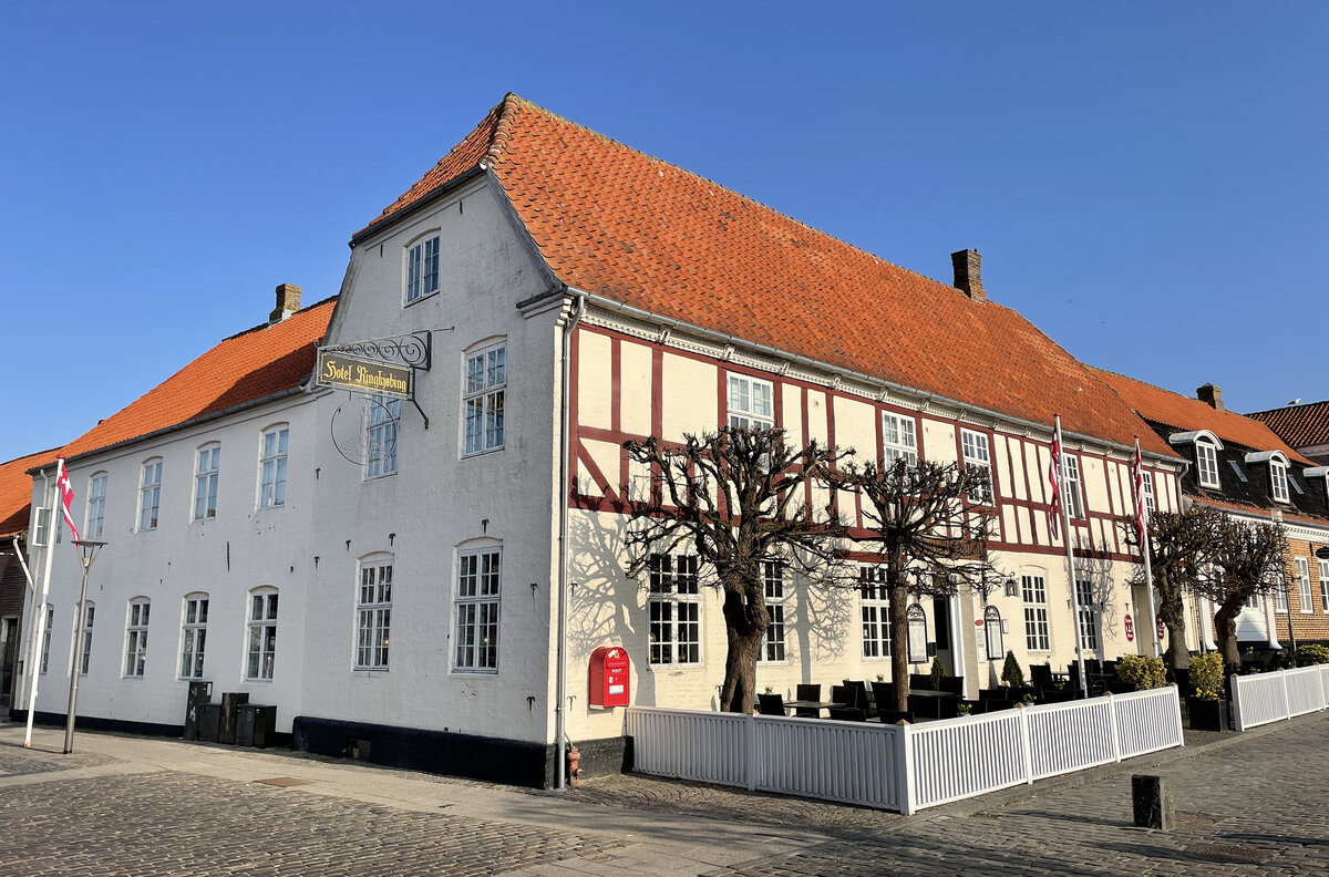 Hotel Ringkbing ist das lteste Haus der Stadt Ringkbing, das um das Jahr 1600 erbaut wurde. Das Gebude befindet sich am Torvet. Aufnahme: 25. Mrz 2022.