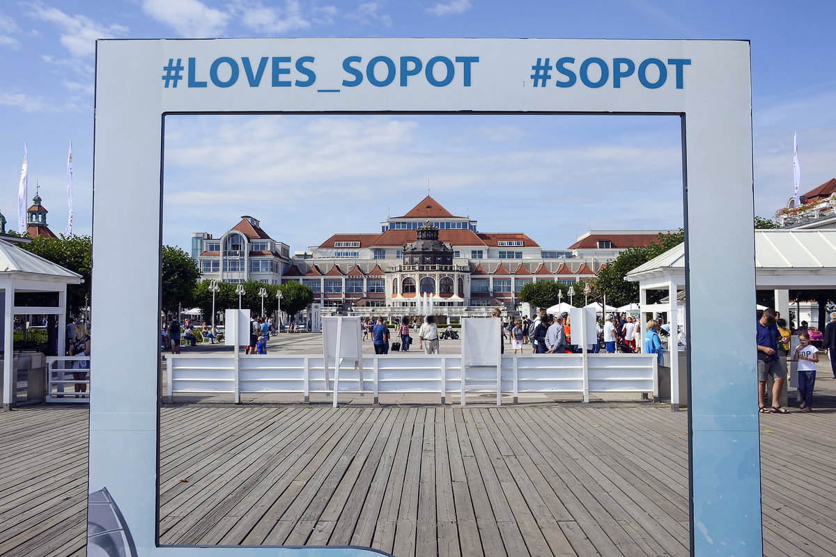 Instagrammability an der Mole in Zoppot / Sopot. Im Hintergrund ist das Kurhaus zu sehen. Aufnahme: 15. August 2019.