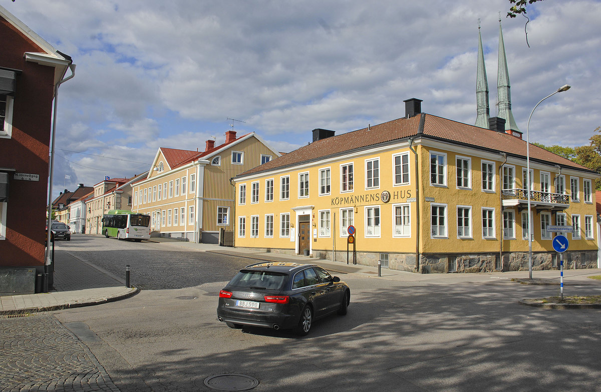 Kpmnnens Hus (Das Haus des Kaufmannes) an der Ecke Kronobergsgatan-Norra Jrnvgsgatan in der sdschwedischen Stadt Vxj. Vxj ist die zentrale Einkaufsstadt und bildet das Verwaltungszentrum der Region mit der Provinzverwaltung und dem Bischofssitz. 
Aufnahme: 19. Juli 2017.