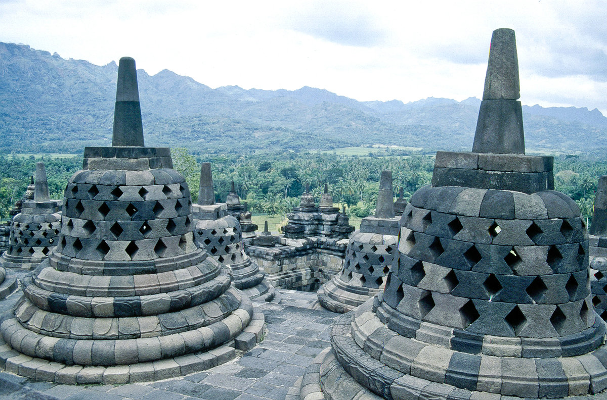 Perforierte Stupas auf Borobudur (auch Borobudur), eine der grten buddhistischen Tempelanlagen Sdostasiens. Bild vom Dia. Aufnahme: April 1989.