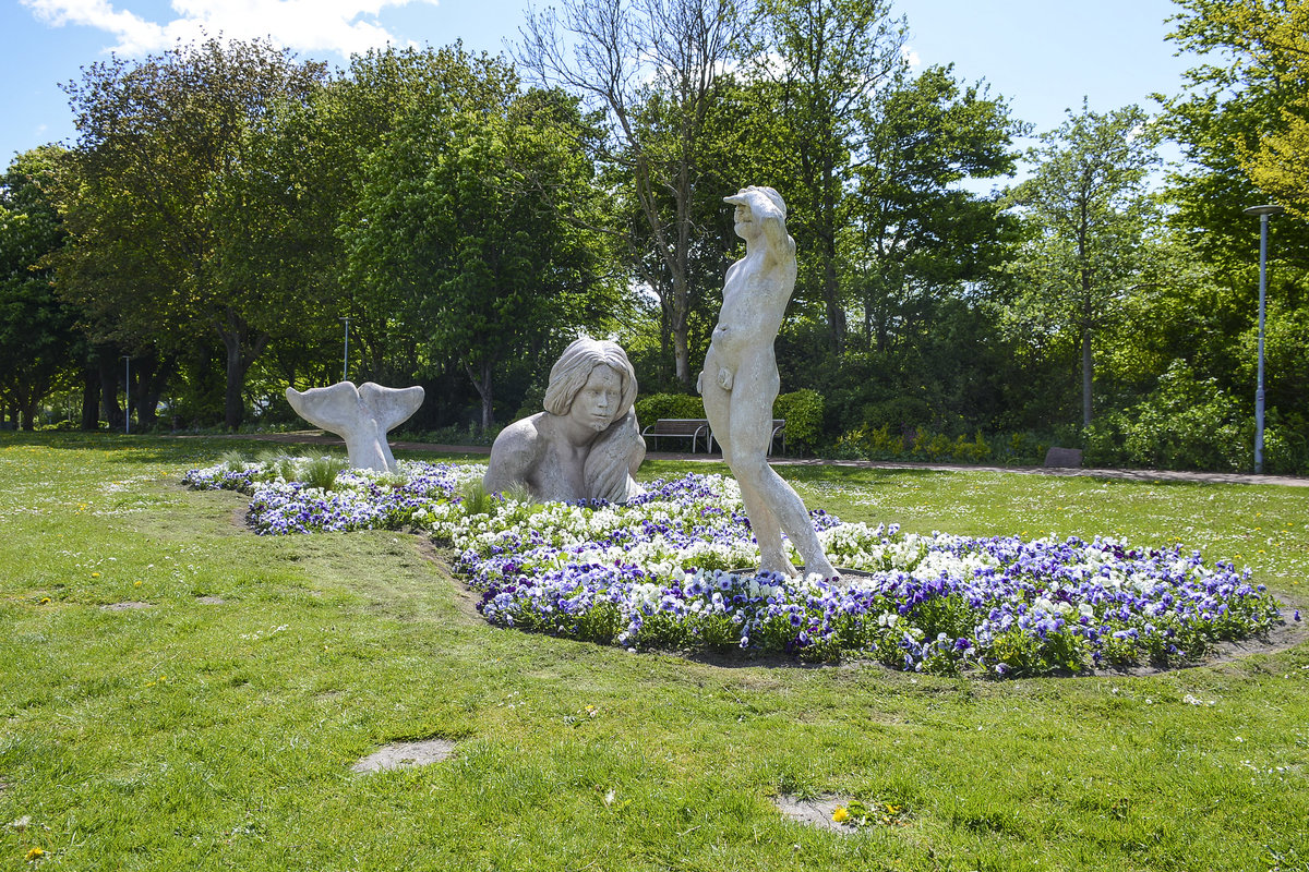 Schwimmbungen (2002, Kunststein) vom Knstler Martin Wolke im Eckernfrder Kurpark. Eine groe Meerjungfrau mit Fischschwanz taucht aus dem Rasen auf, whrend ein Mann sie demonstrativ nicht zu beachten versucht. Doch obwohl er sich von ihr wegdreht, neigt sich seine Krperhaltung der Frau zu. 