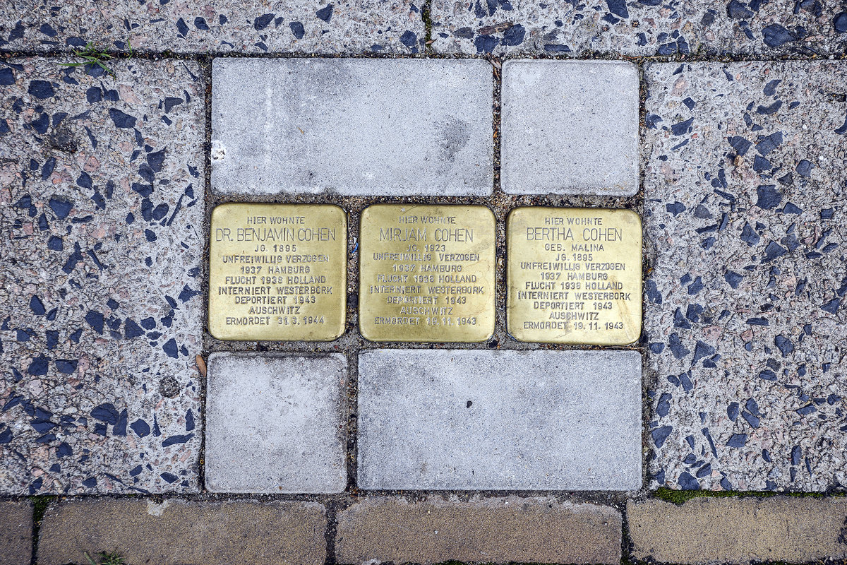 Stolpersteine vor der ehemaligen Synagoge in Friedrichstadt. Aufnahme: 9. Juli 2019.