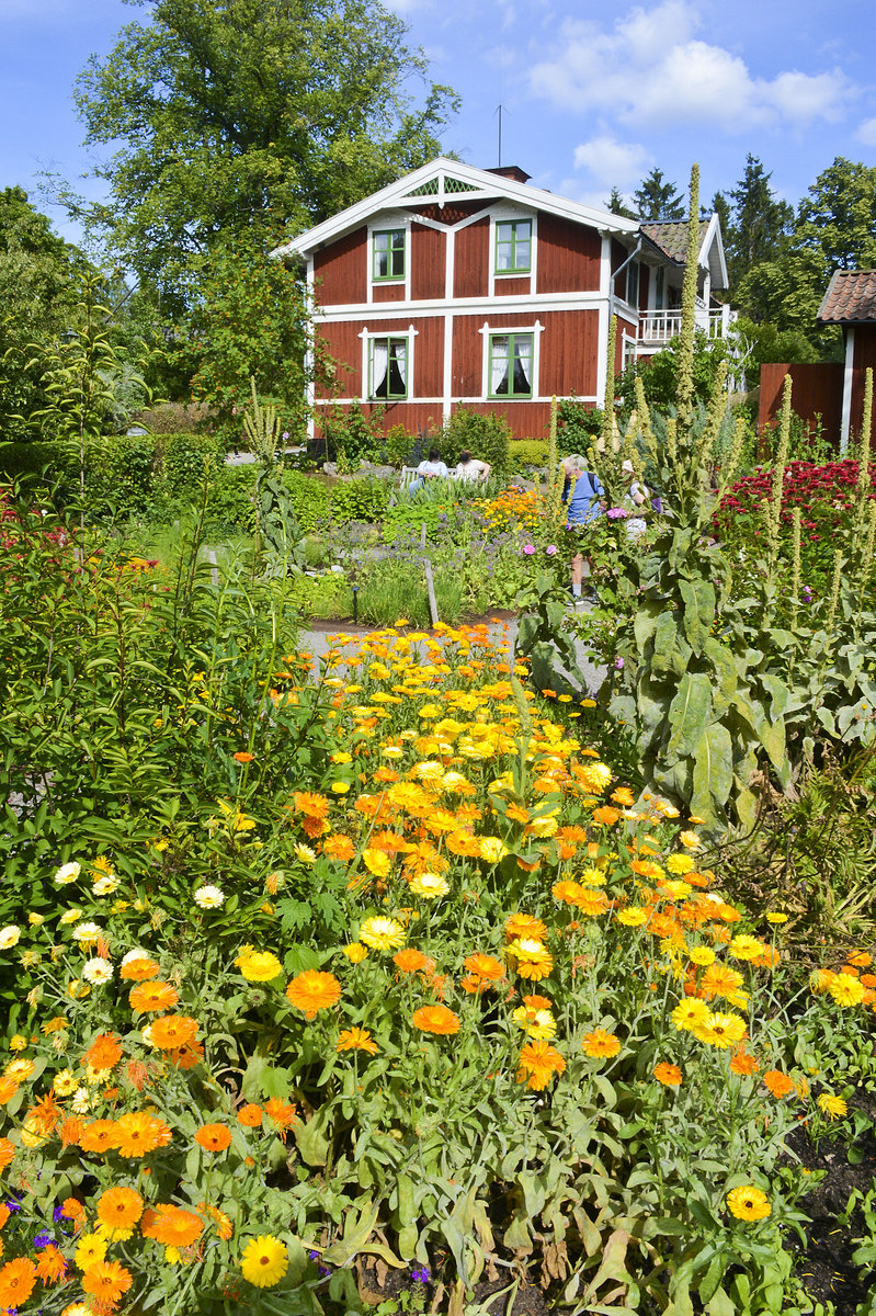 Vaktstugan in einem traditionellen schwedischen Holzhaus am Blumen- und Krutergarten im Stockholmer Freilichtmuseum Skansen. Aufnahme: 26. Juli 2017.