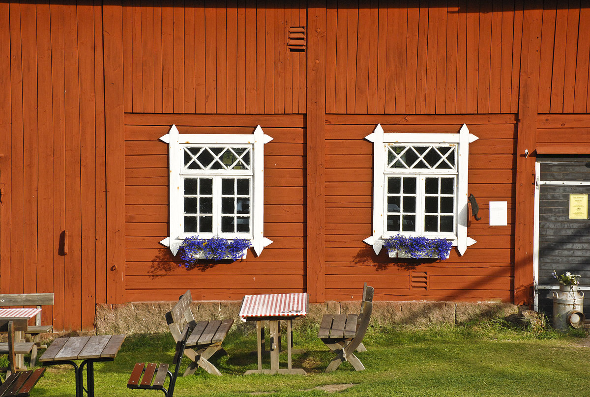 Wir Kinder aus Bullerb ist eine Kinderbuchreihe der schwedischen Autorin Astrid Lindgren, die das idyllische Leben auf dem Land aus der Sicht eines siebenjhrigen Mdchens schildert. Bullerbyn ist dem schwedischen Ort Sevedstorp  nachgezeichnet. Auf dem Bild ist ein Ausschnitt der Fassade von Cafe Srgrden im Dorf Sevedstorp zu sehen.
Aufnahme: 21. Juli 2017.