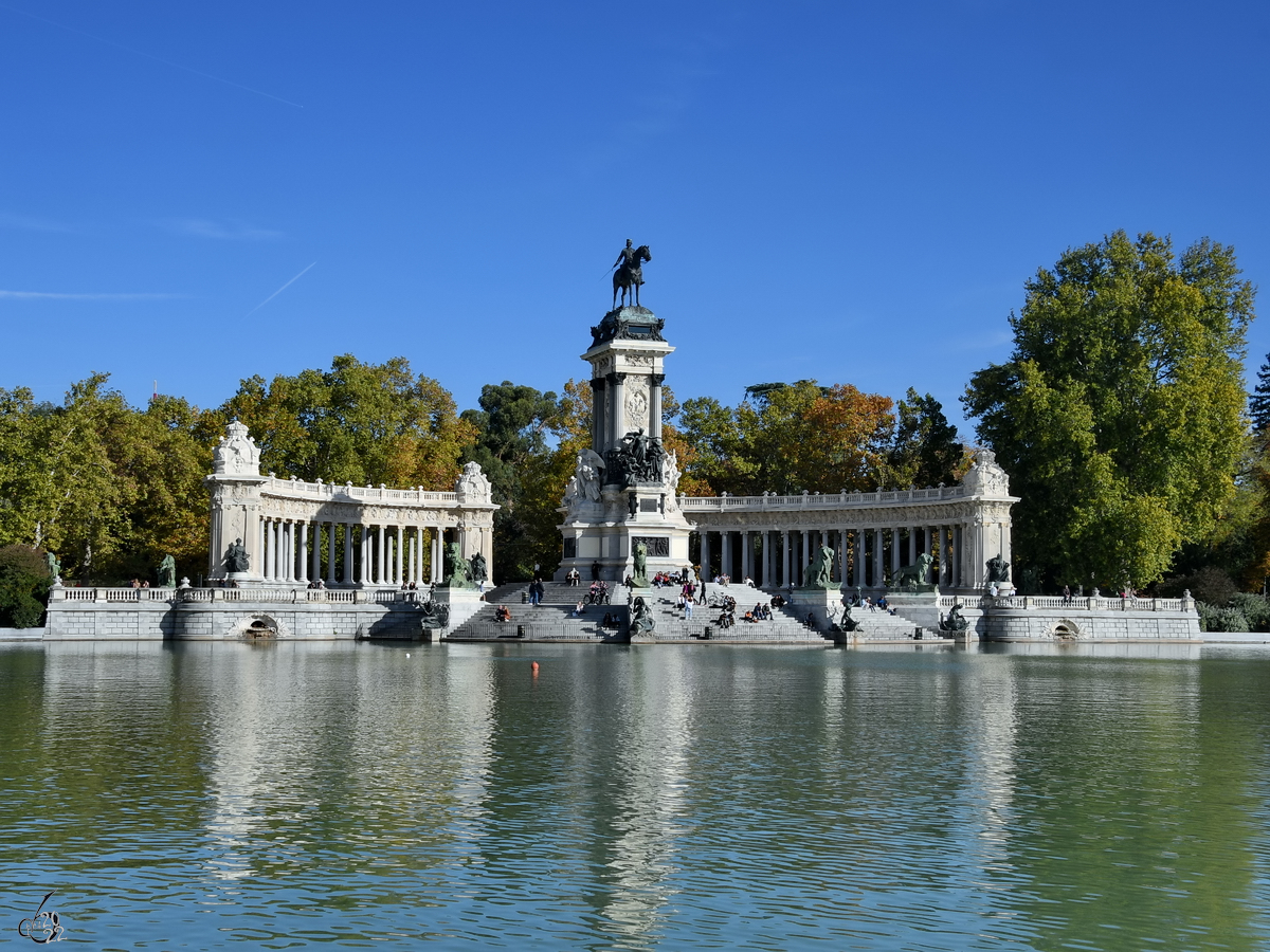 1922 wurde im Retiro-Park dieses aus zwei Sulengngen und dem Reiterstandbild des spanischen Knigs Alfons XII. (Monumento a Alfonso XII.) bestehende Denkmal errichtet. (Madrid, November 2022)