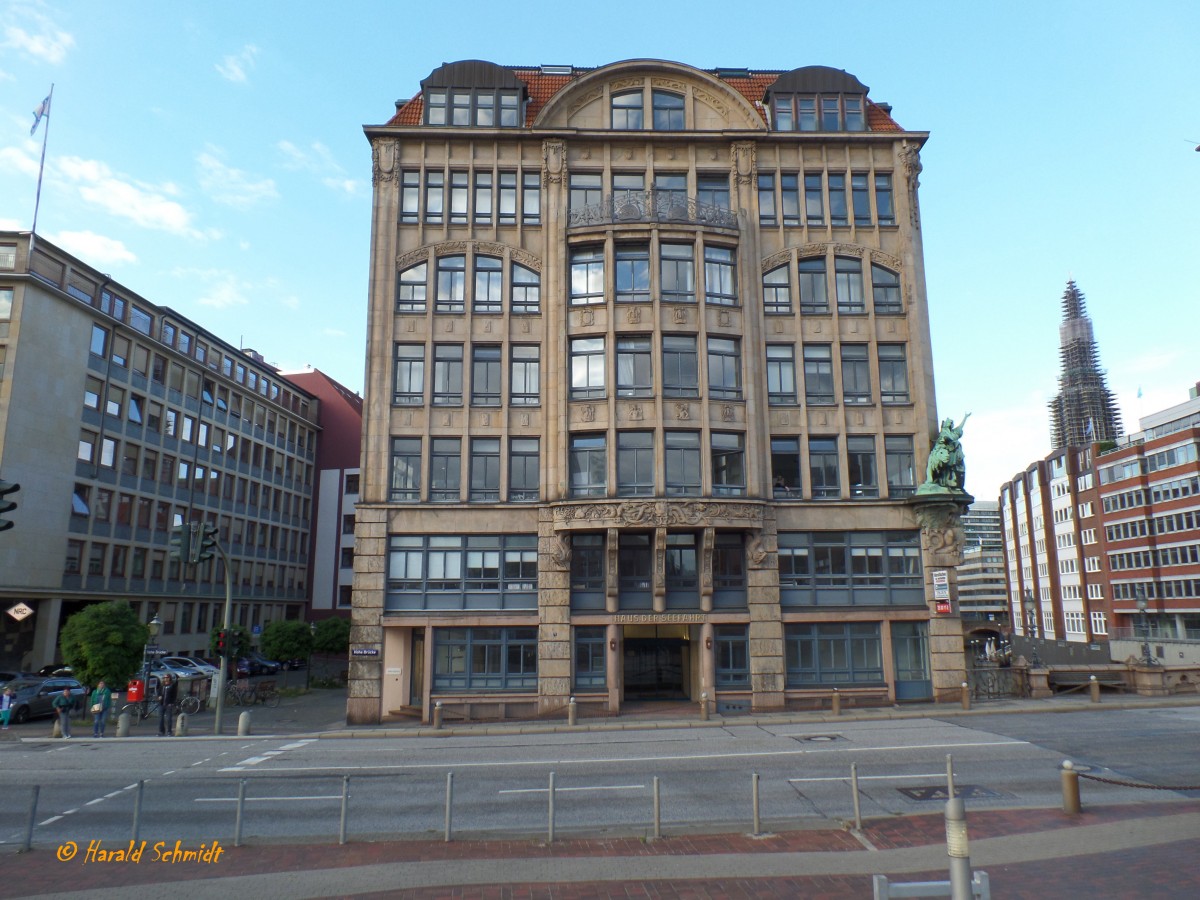 1952 Hamburg am 9.9.2015: Haus der Seefahrt in der Straße Kajen