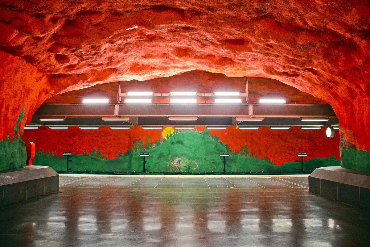 1957 wurde nach einem Wettbewerb die erste Station knstlerisch gestaltet. Inzwischen sind auf ber 90 der 100 Stationen Kunstwerke von gut 150 Knstlern vorhanden. Auf dem Bild: U-Bahnhof Solang Centrum. Aufnahme: 28. Juli 2017.