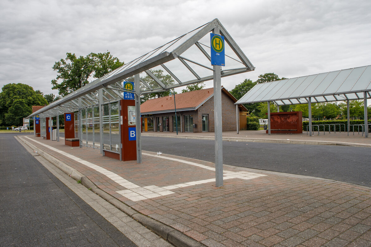 19.6.2022 - Mein schnes Zetel in Friesland - Unser zentrale Omnibusbahnhof ZOB. Am Sonntag ist der ziemlich verwaist. 