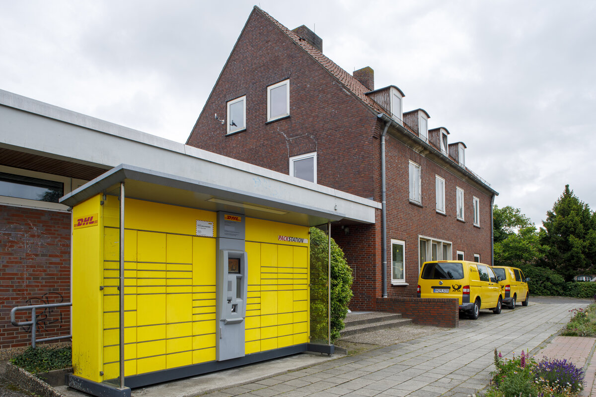 19.6.2022 - Mein schnes Zetel in Friesland - Die ehemalige Post. Heute wird das Gebude von DHL genutzt. Es gibt darin aber keine Postfiliale fr den normalen Kunden mehr.