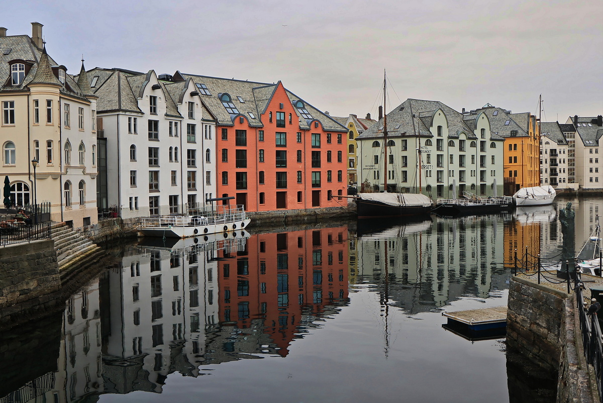 lesund am Ufer des lesundet mit dem Fischerjunge - steht auf dem Apotekertorget im Zentrum der Stadt (rechts unten)