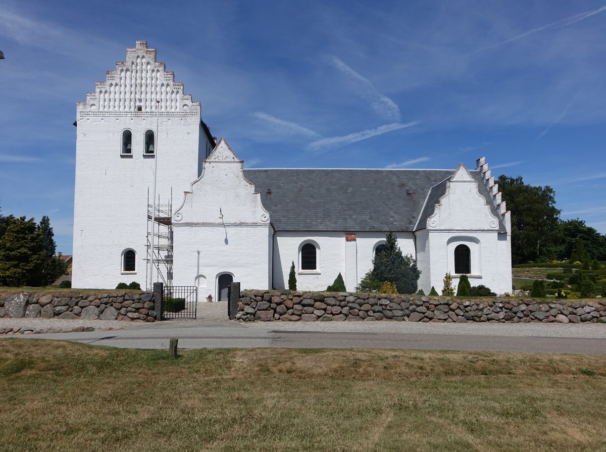 ls, romanische Ev. Kirche, erbaut aus Kreide- und Feldstein, Kirchturm von 1450, Waffenhaus erbaut 1609 (07.06.2018)