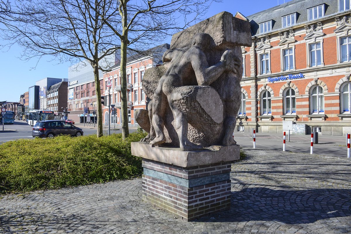 2013 wurde vor der Alten Post in Flensburg ein Denkmal eingeweiht, das an die Opfer der nationalsozialistischen Gewaltherrschaft erinnert.
Aufnahme: 21. April 2020.