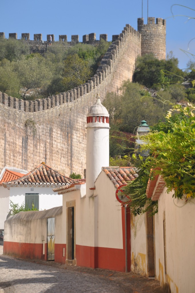 ÓBIDOS (Concelho de Óbidos), 16.09.2013, Blick auf einen Teil der Burgmauer