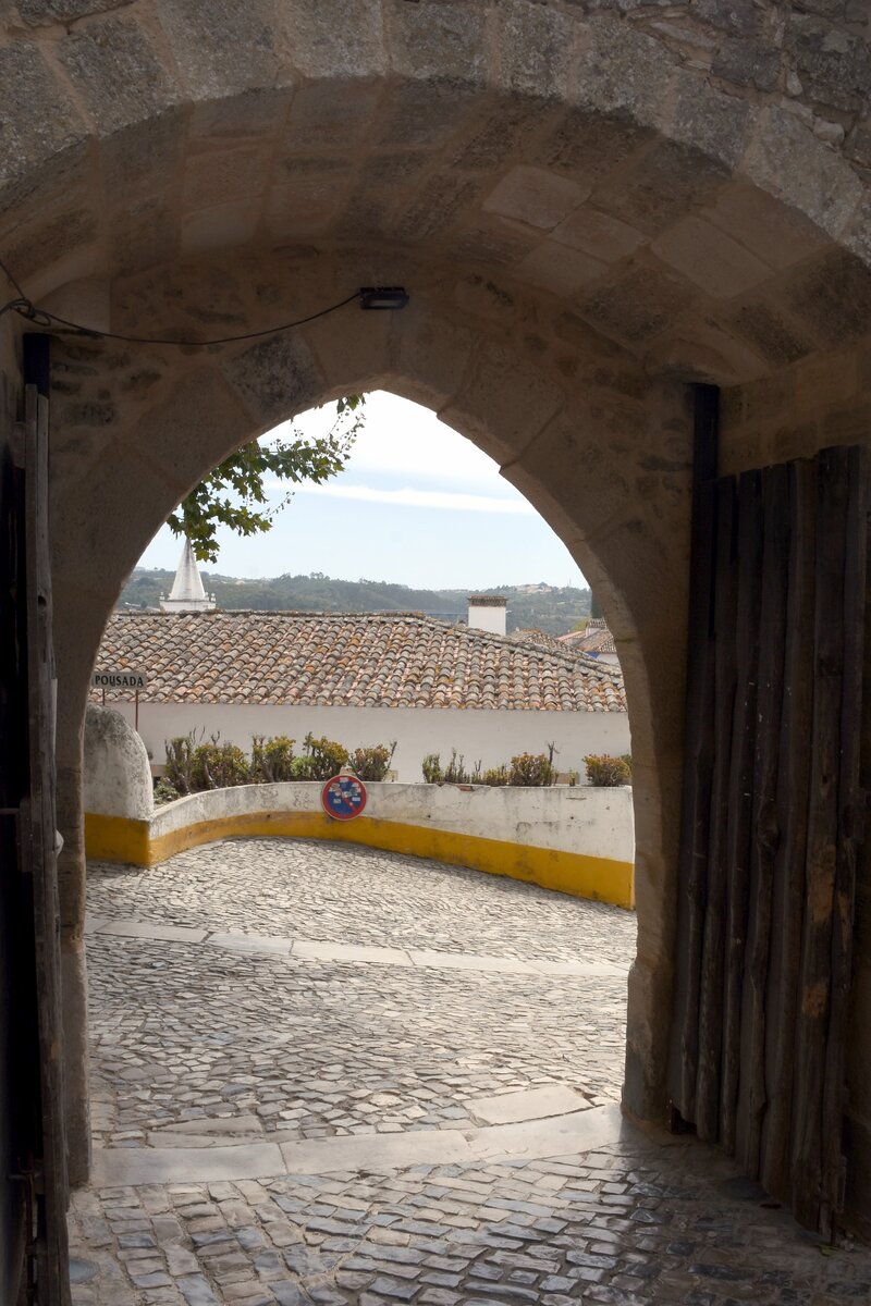 BIDOS (Concelho de bidos), 19.08.2019, Blick in die Rua do Castelo