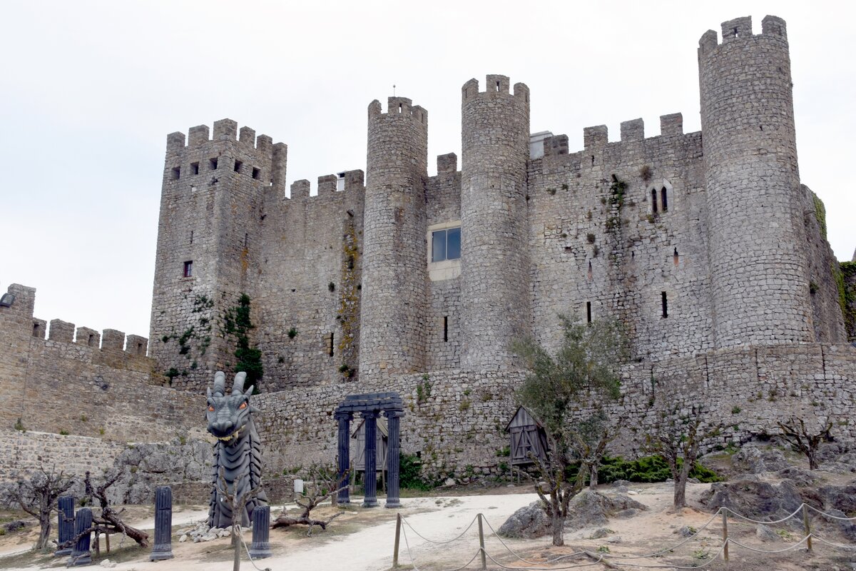 BIDOS (Concelho de bidos), 19.08.2019, Blick vom Burghof auf das Castelo, in dem sich heute eine Pousada befindet; vor dem Castelo eine  Touristen-Attraktion 