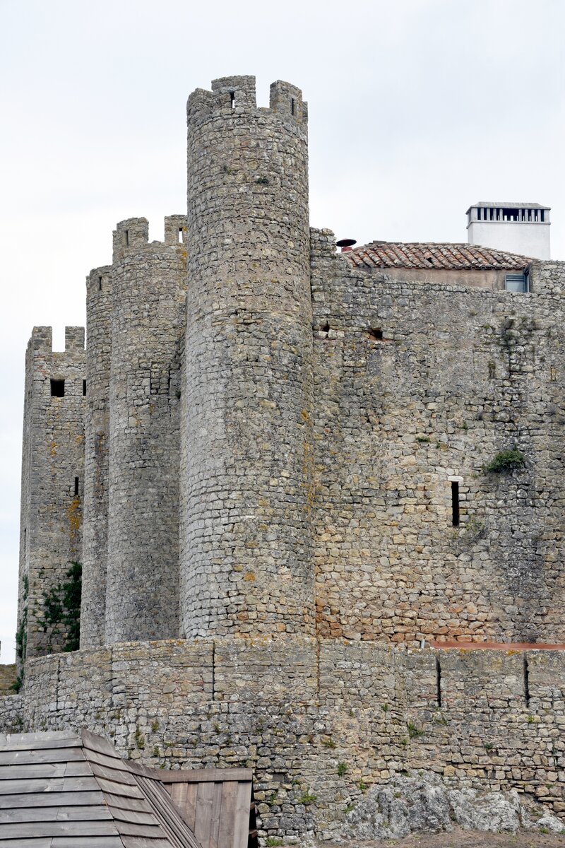 BIDOS (Concelho de bidos), 19.08.2019, Blick vom Burghof auf das Castelo, in dem sich heute eine Pousada befindet