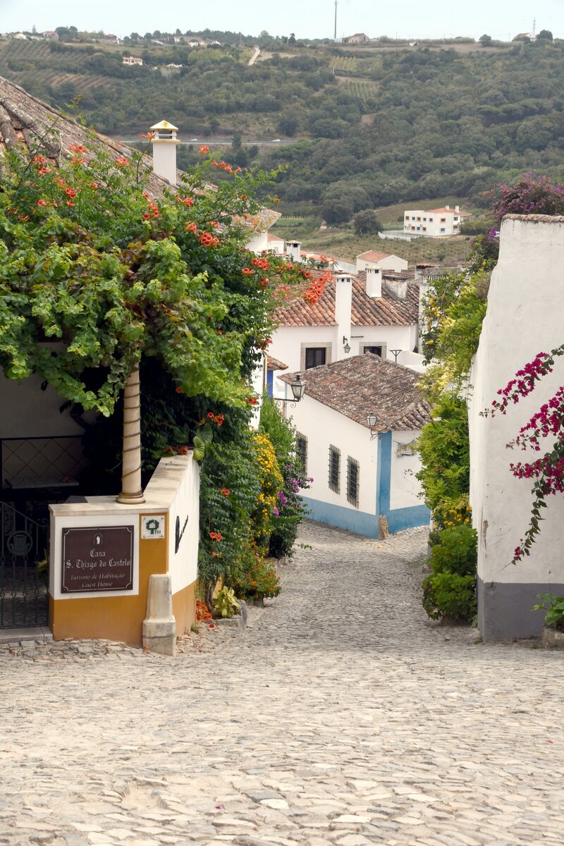 BIDOS (Concelho de bidos), 19.08.2019, Blick von der Rua Direita in die Rua do Coronel Pacheco