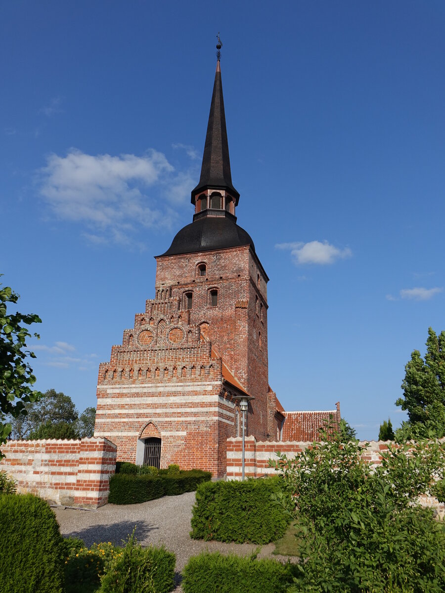 Øster Kippinge, evangelische Kirche, Langhaus und Chor erbaut im 14. Jahrhundert, Kirchturm erbaut 1701 (18.07.2021)